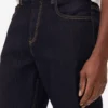 Jeans med mellemhøj talje og lige ben