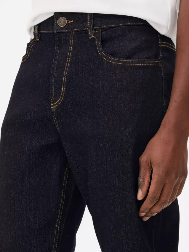 Jeans med mellemhøj talje og lige ben