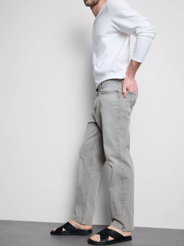 Jeans med mellemhøj talje og lige ben