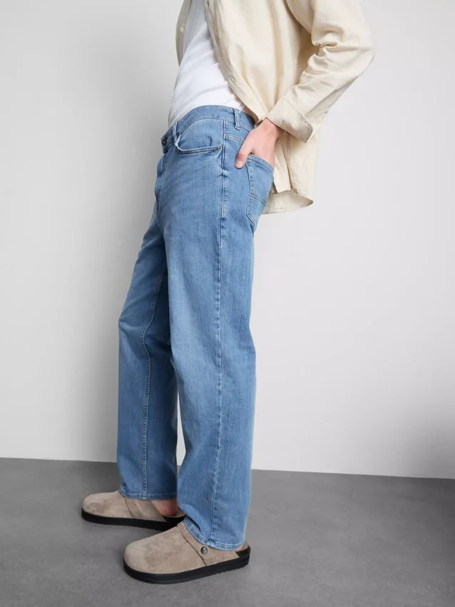 Jeans med mellemhøj talje og lige ben