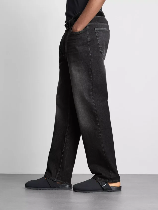 Jeans med mellemhøj talje og lige ben