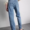 Jeans med mellemhøj talje og lige ben