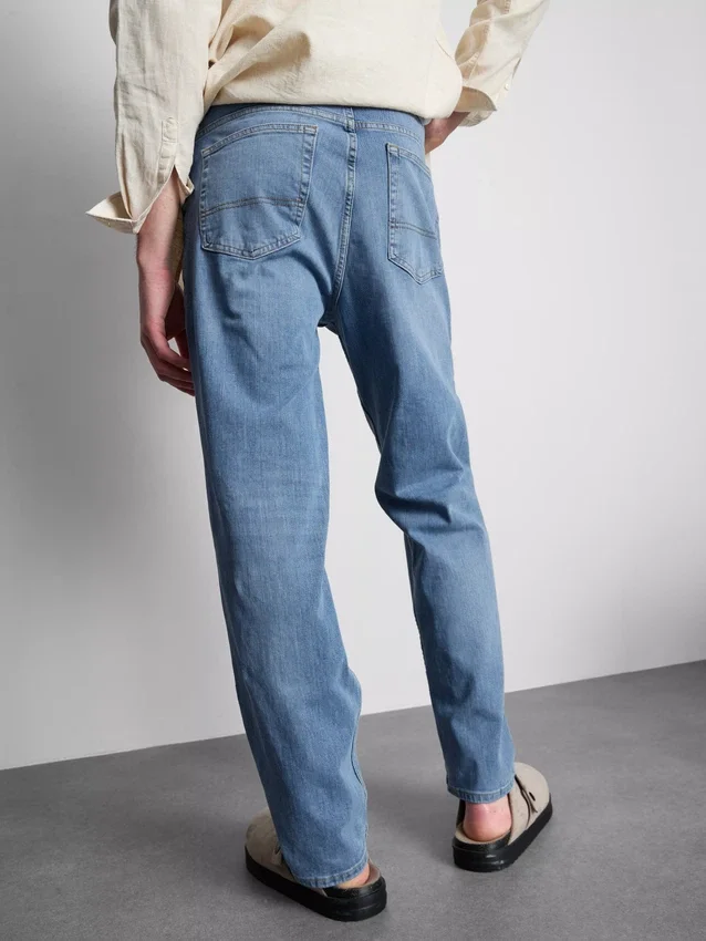 Jeans med mellemhøj talje og lige ben