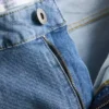 Jeans med mellemhøj talje og lige ben