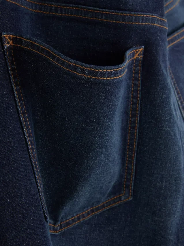 Jeans med mellemhøj talje og lige ben