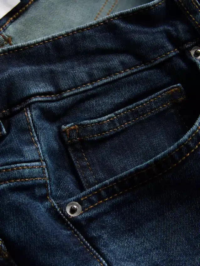 Jeans med mellemhøj talje og lige ben