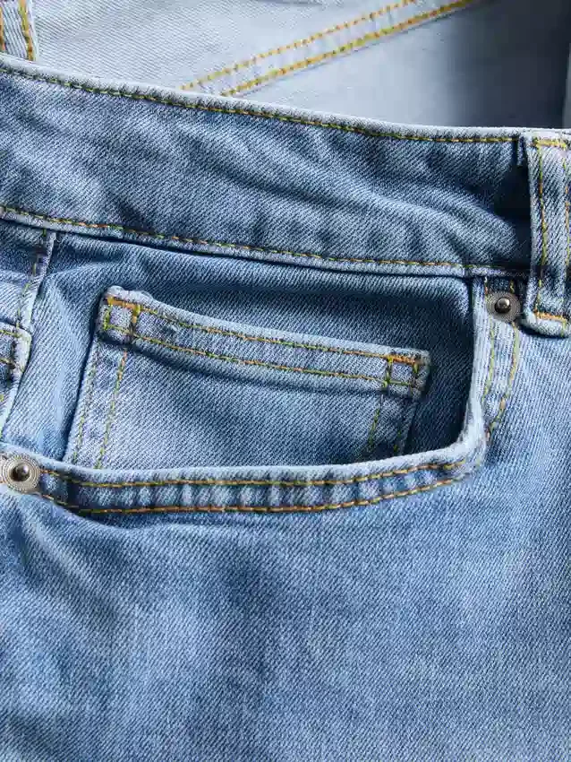Jeans med mellemhøj talje og lige ben