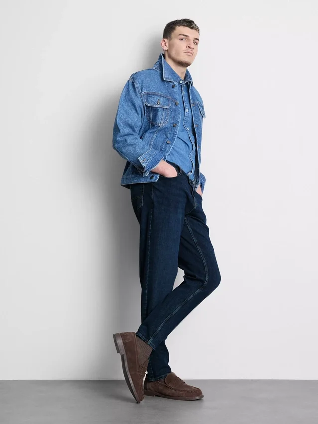 Jeans med mellemhøj talje og slim fit