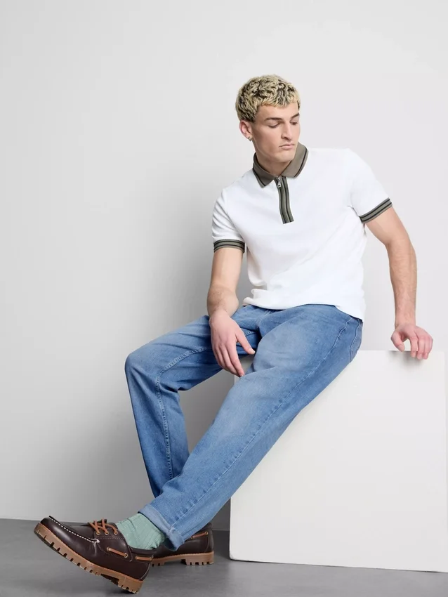 Jeans med mellemhøj talje og slim fit