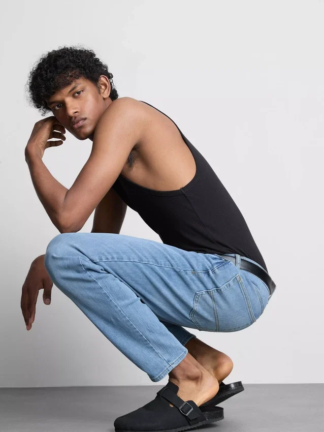 Jeans med mellemhøj talje og slim fit