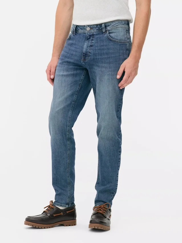 Jeans med mellemhøj talje og slim fit