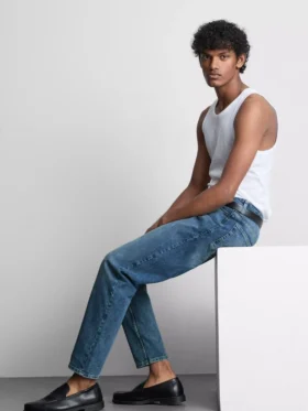 Jeans med mellemhøj talje og slim fit