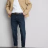 Jeans med mellemhøj talje og slim fit