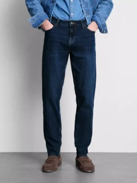 Jeans med mellemhøj talje og slim fit