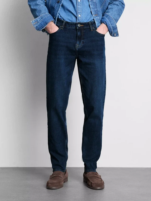 Jeans med mellemhøj talje og slim fit