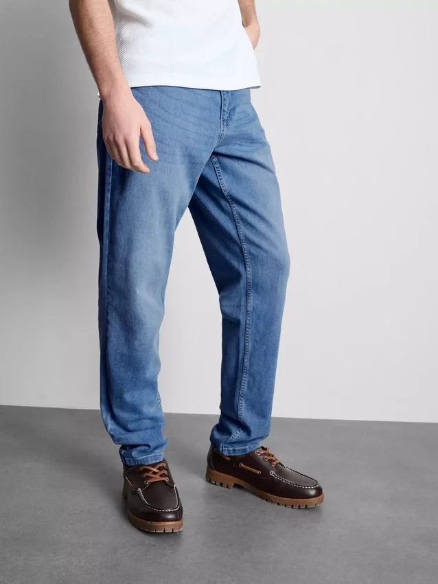 Jeans med mellemhøj talje og slim fit