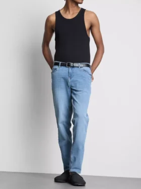 Jeans med mellemhøj talje og slim fit