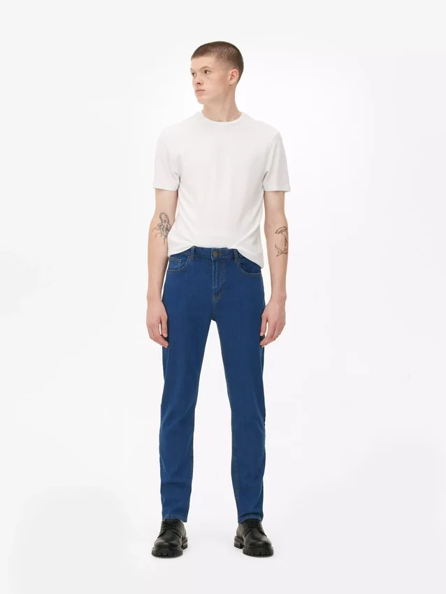 Jeans med mellemhøj talje og slim fit