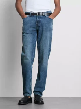 Jeans med mellemhøj talje og slim fit