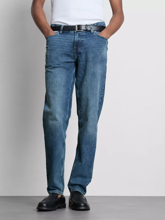 Jeans med mellemhøj talje og slim fit