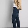 Jeans med mellemhøj talje og slim fit