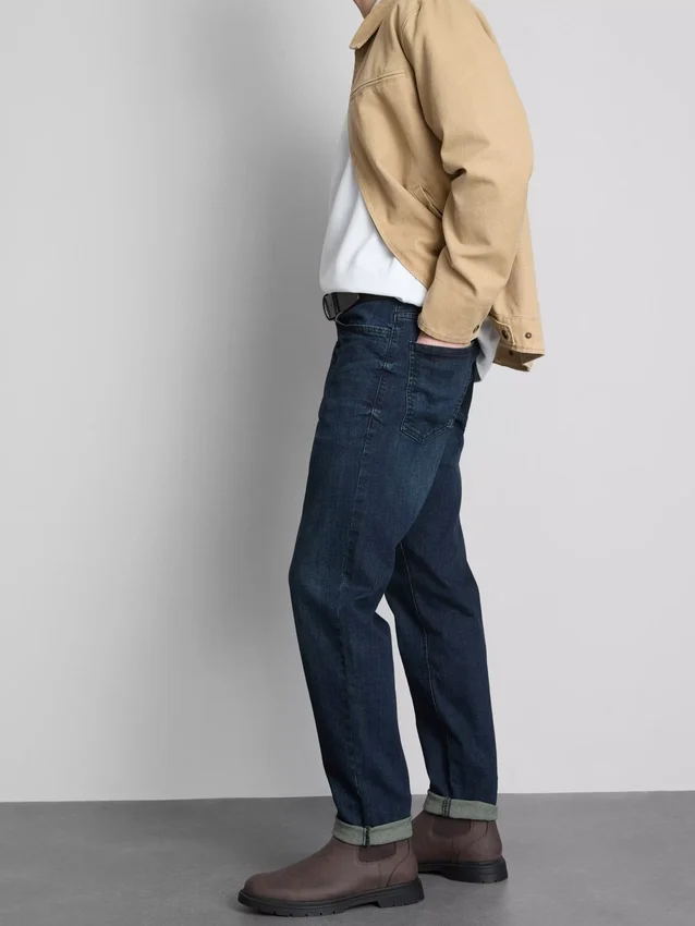 Jeans med mellemhøj talje og slim fit