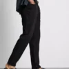 Jeans med mellemhøj talje og slim fit