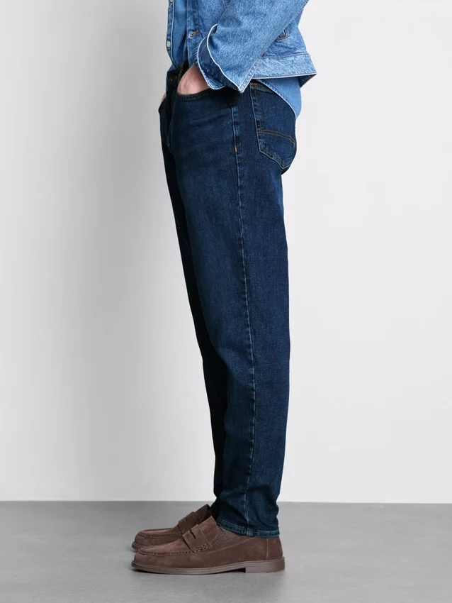 Jeans med mellemhøj talje og slim fit