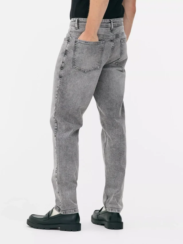 Jeans med mellemhøj talje og slim fit