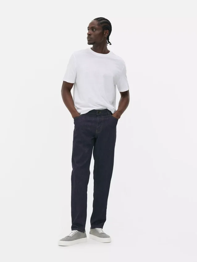 Jeans med mellemhøj talje og slim fit