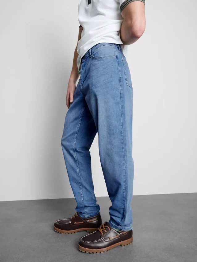Jeans med mellemhøj talje og slim fit