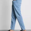 Jeans med mellemhøj talje og slim fit
