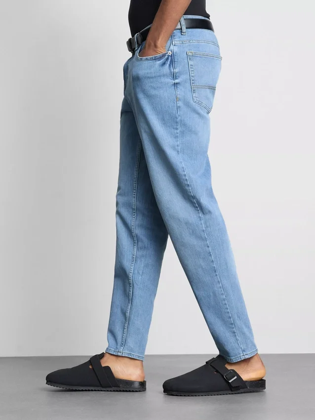 Jeans med mellemhøj talje og slim fit