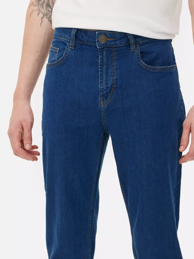 Jeans med mellemhøj talje og slim fit