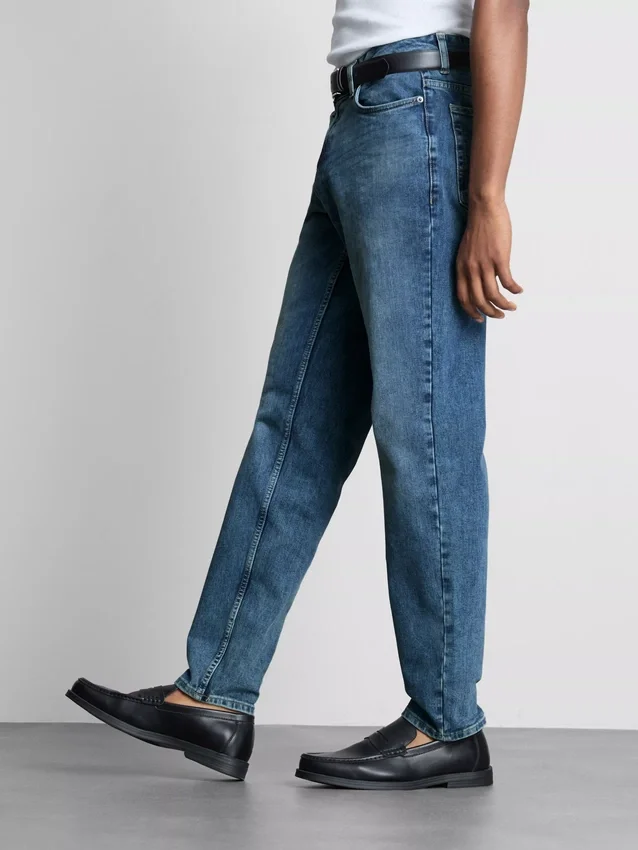 Jeans med mellemhøj talje og slim fit