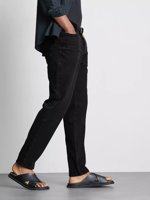 Jeans med mellemhøj talje og slim fit