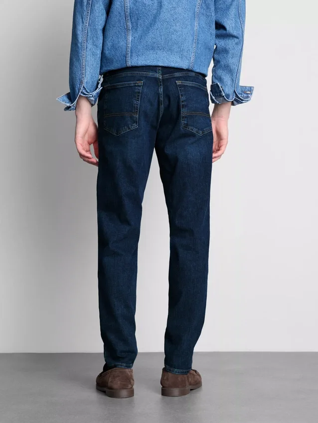 Jeans med mellemhøj talje og slim fit