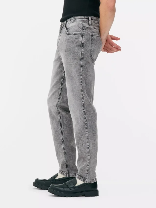 Jeans med mellemhøj talje og slim fit