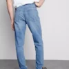 Jeans med mellemhøj talje og slim fit