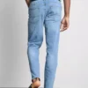 Jeans med mellemhøj talje og slim fit
