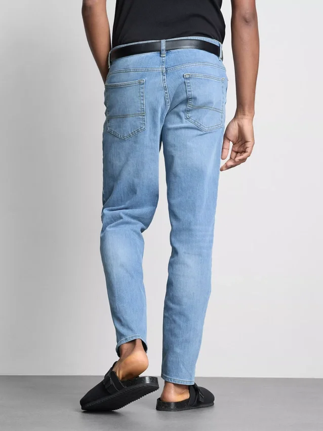 Jeans med mellemhøj talje og slim fit