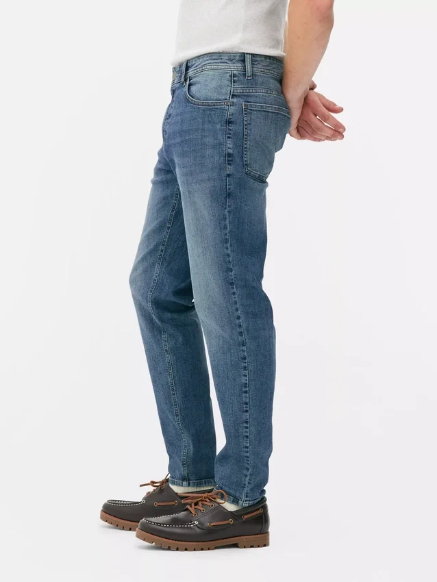 Jeans med mellemhøj talje og slim fit