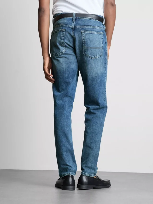 Jeans med mellemhøj talje og slim fit
