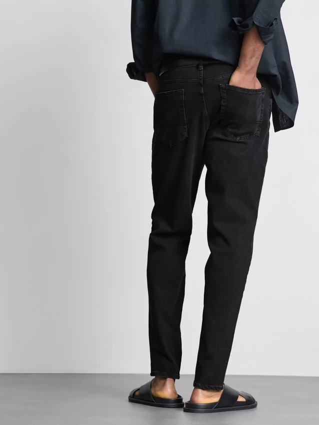 Jeans med mellemhøj talje og slim fit