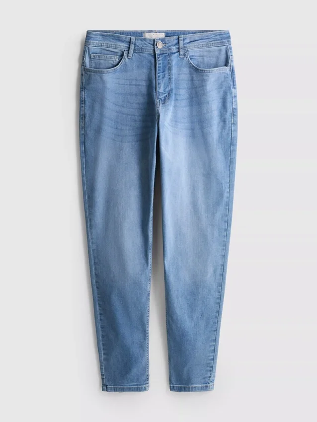Jeans med mellemhøj talje og slim fit
