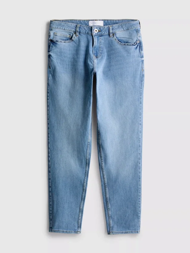 Jeans med mellemhøj talje og slim fit