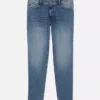 Jeans med mellemhøj talje og slim fit
