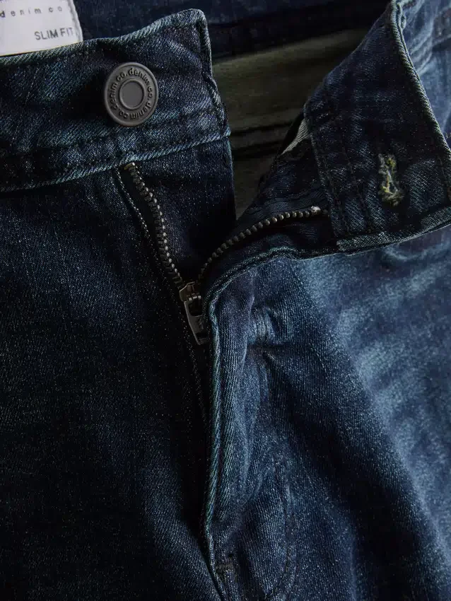 Jeans med mellemhøj talje og slim fit
