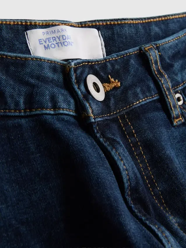 Jeans med mellemhøj talje og slim fit