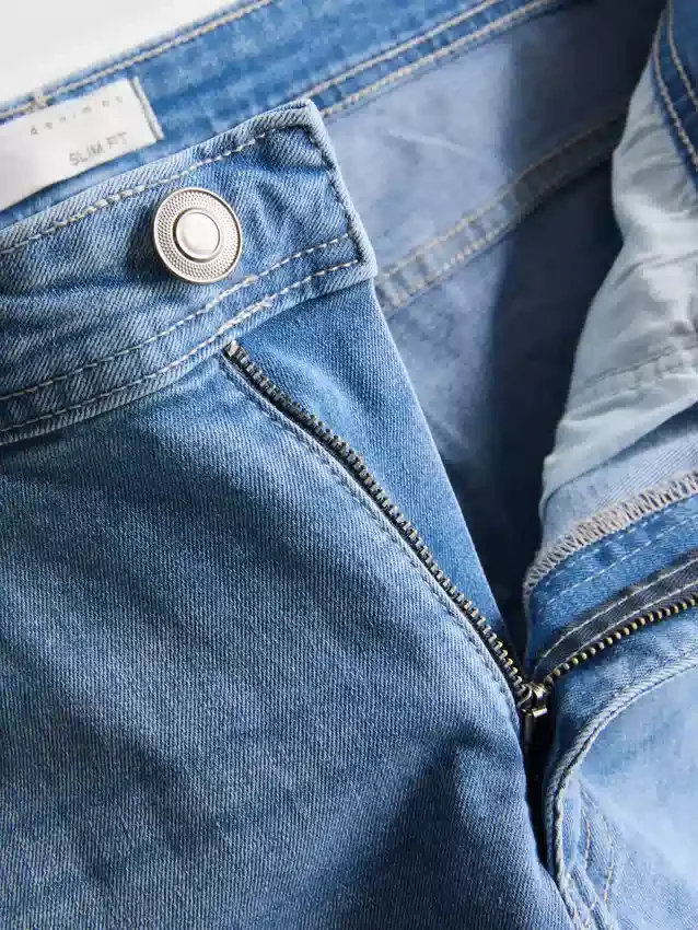 Jeans med mellemhøj talje og slim fit